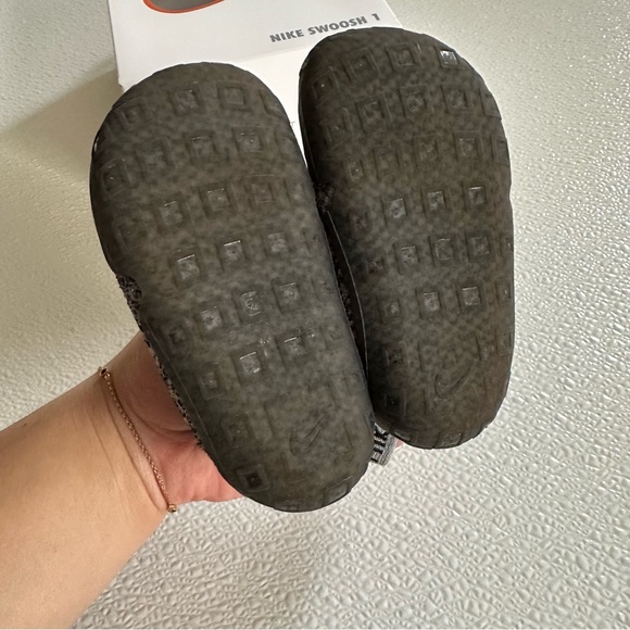 Nike Swoosh One Black and Grey size 6 EUC - Picture 3 of 6